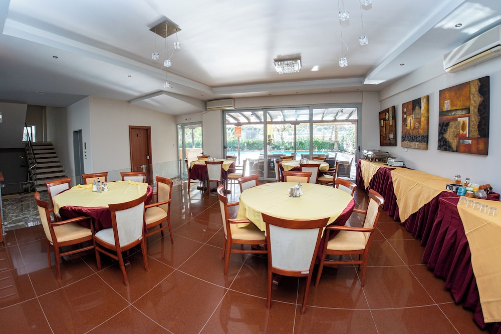HOTEL ENA