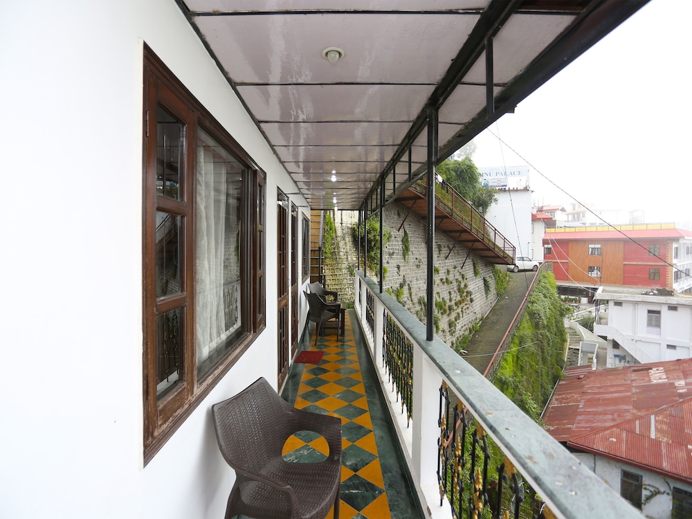OYO 18568 Ratan Hotel