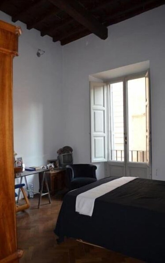 In Rome, Aristocratic, 3 Bedroom in Elegant, Historic Palace 3 Bedrooms 3 Bathrooms Apts