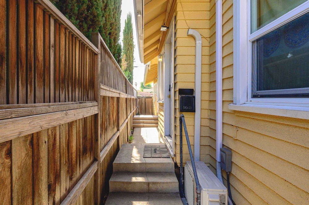 Near LA Cozy Home With Full Kitchen & Laundry
