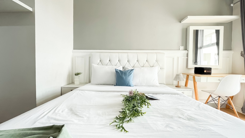 White Tone Studio At Amazana Serpong Apartment