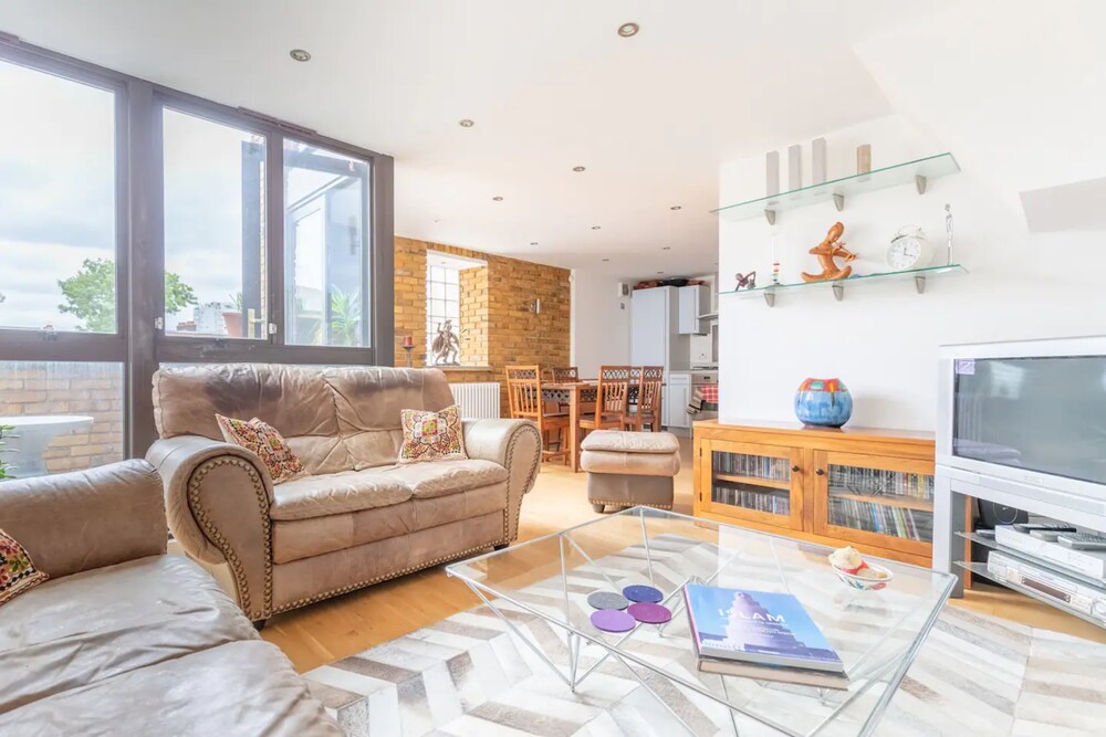 Spacious 2 Bedroom Apartment in Converted Warehouse in Brixton
