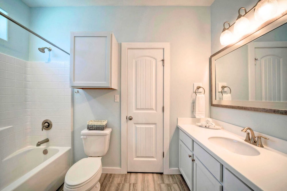 Sleeps 23, 2 Beachside Homes Resort Pool, Walk to the Beach, Balcony + Yard