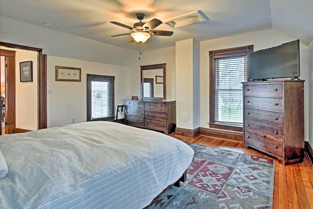 Lawrence Area Vacation Rental 15 Mi to Topeka! view 3