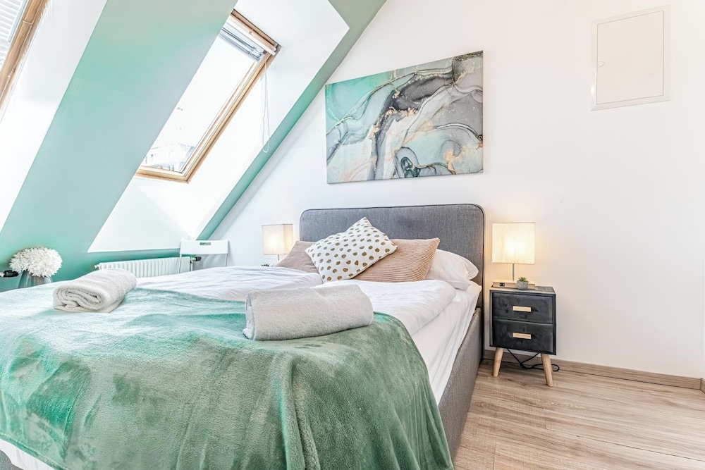 Stunning 12BR Floor For 24 People