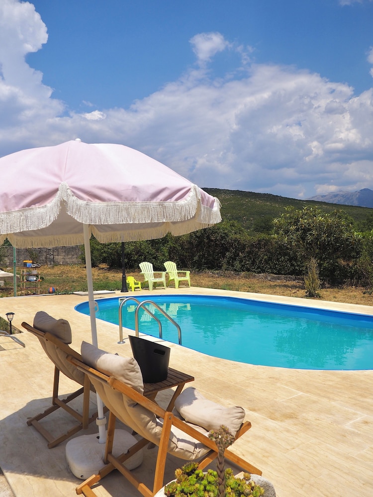 Villa Paraiso with Pool