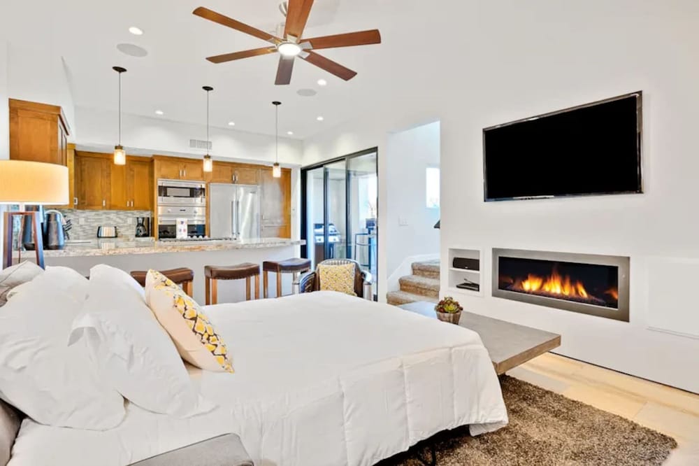 4 Br Roof Deck Hot Tub Steps to Beach Dining