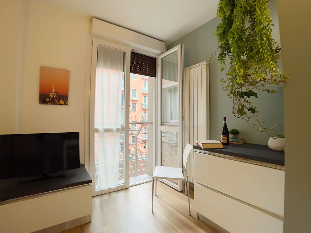 Candiani Building - Bright Spacious 1 BR w Balcony in Bovisa
