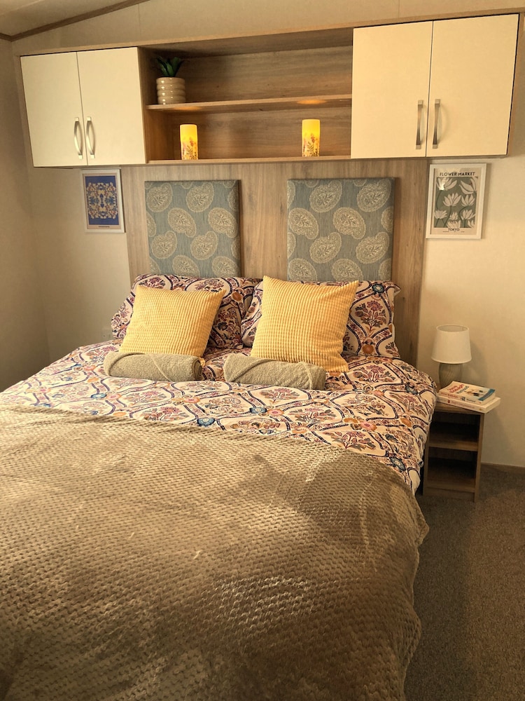 Cosy Beach Getaway Naish Est Near New Forest view 3