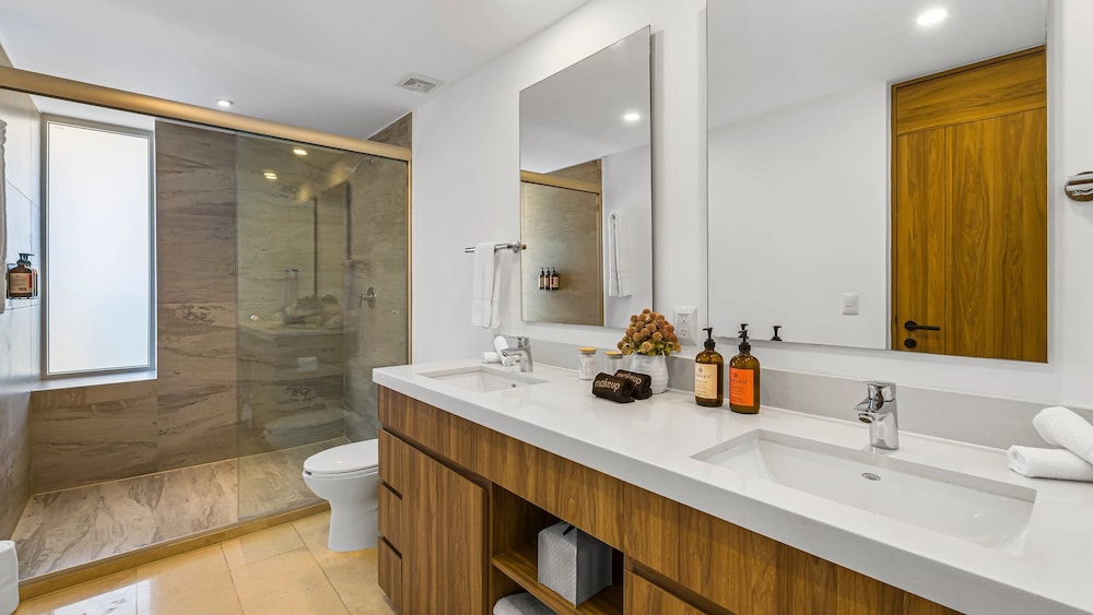 4BR Luxury Penthouse with Ocean Views