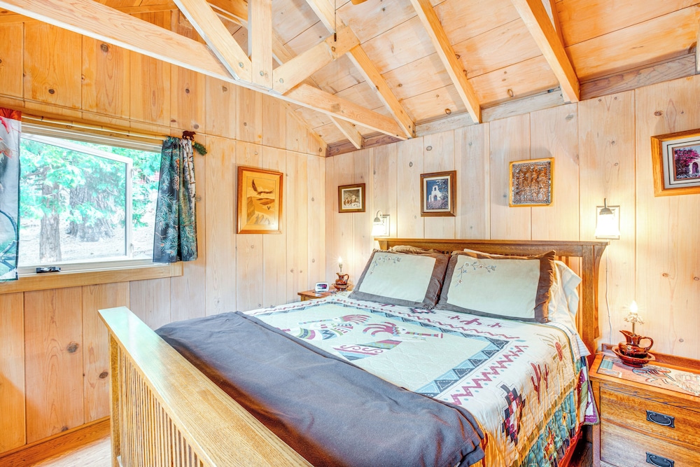 4 Mi to Lake Tahoe: Cozy Cabin w/ Deck!