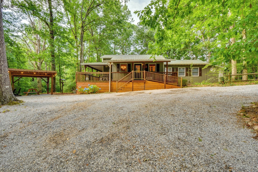 6 Miles to Helen: Cabin w/ Hot Tub & Views!