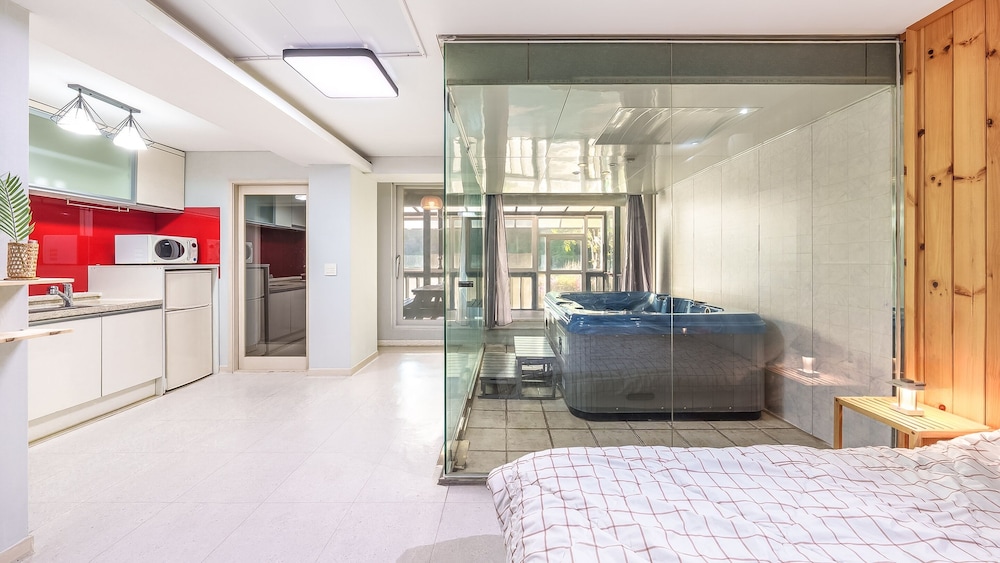 Gapeong Eoneunal Spa Pet Pension