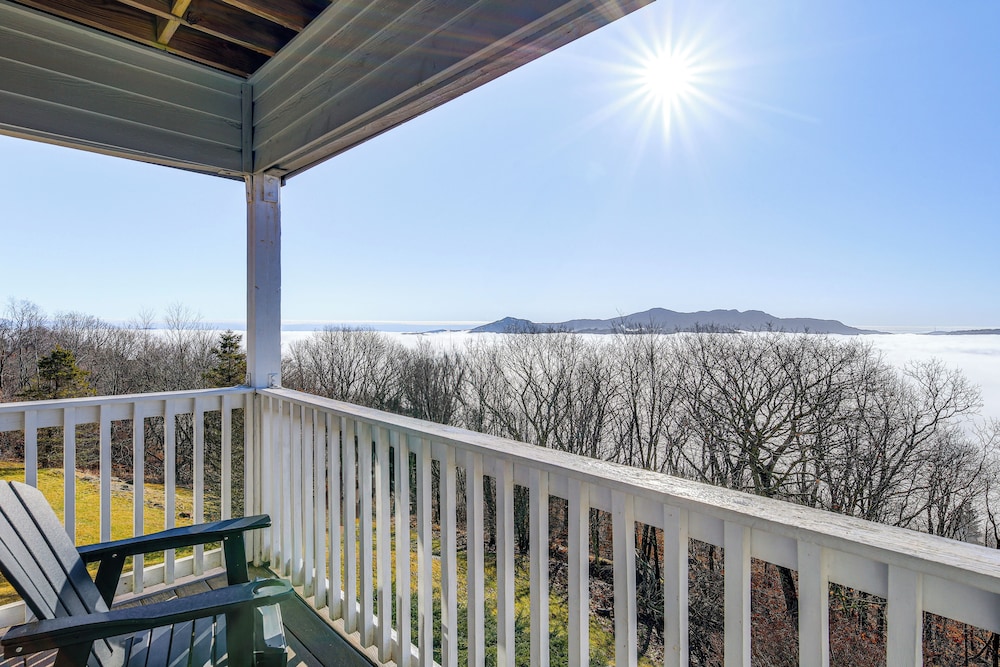 2 Mi to Beech Mtn: Fully Remodeled Condo w/ Patio!