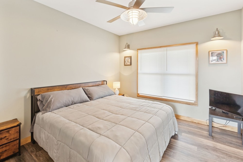 Lakeside 4br Retreat Private, Peaceful & Scenic 4 Bedroom Villa
