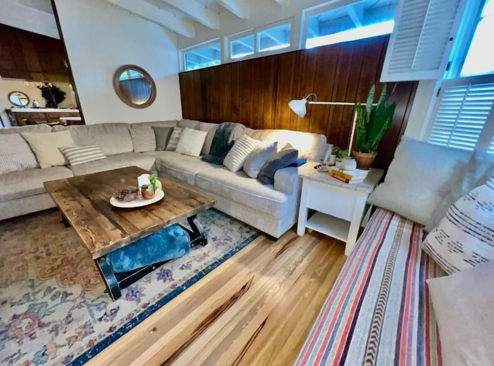 New Cozy Studio 2 Queen Beds, Kitchen Walk to Water