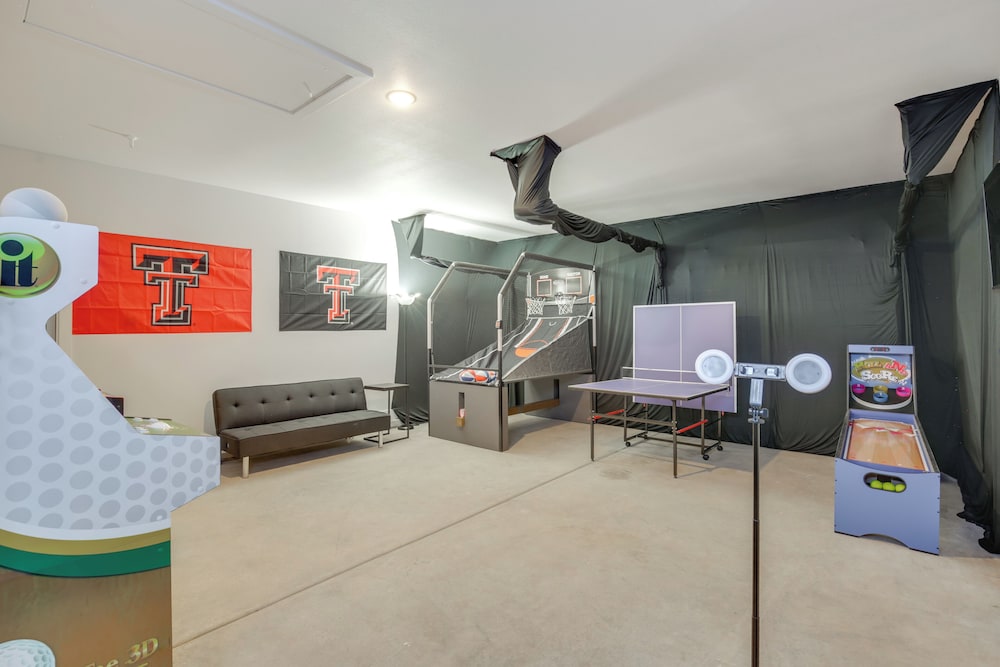 Hot Tub & Game Room: 'raider Resort' in Lubbock