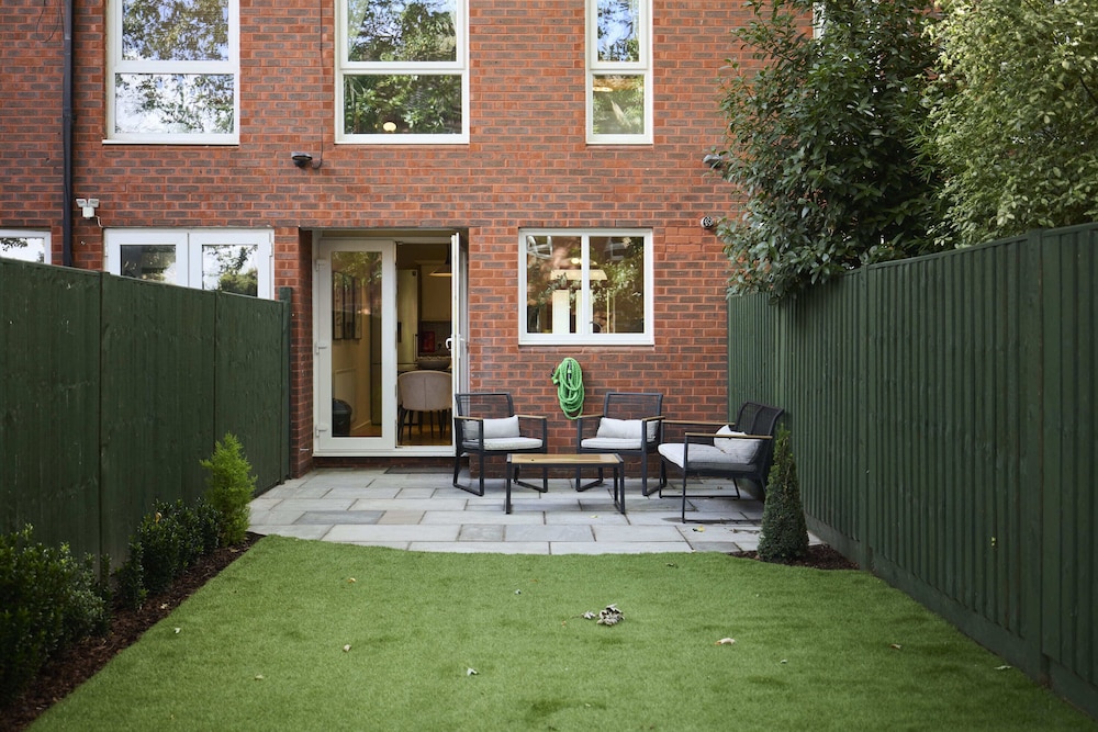 Chiswick Townhouse with Garden & Parking