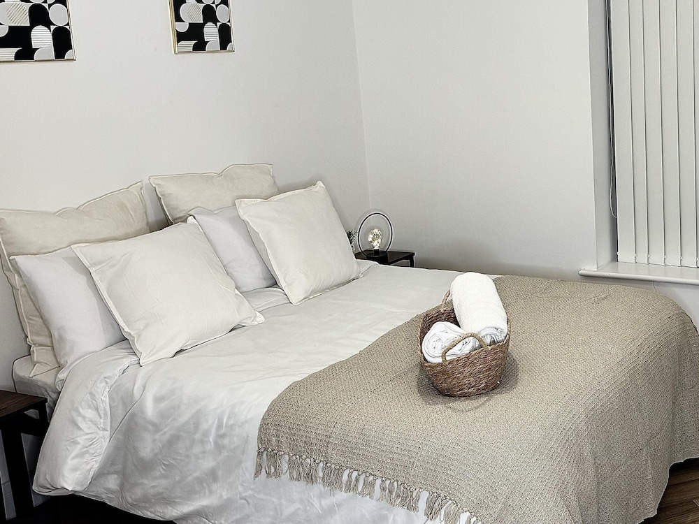Birmingham City 2 Bedroom Apartment - Free Parking view 5