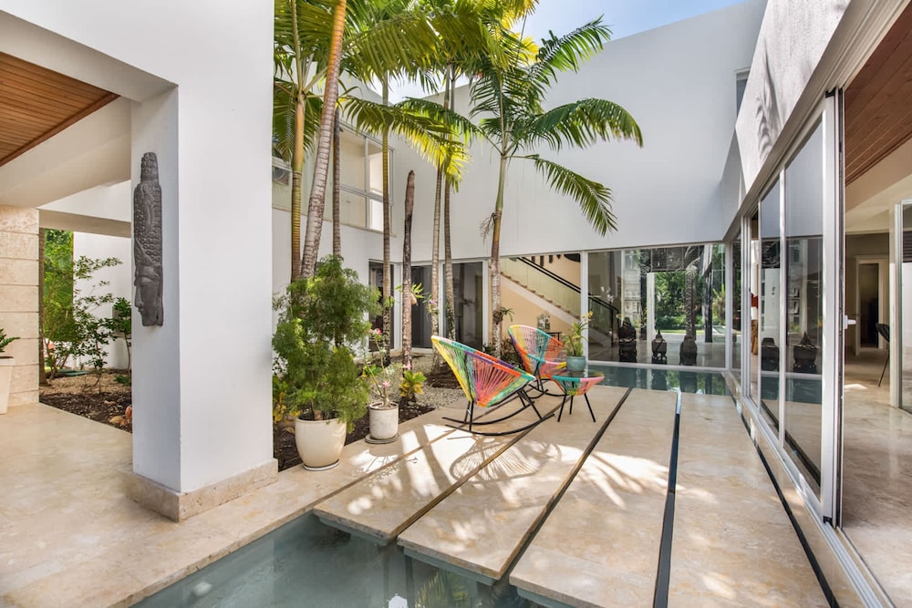 Modern Luxury 6 BR Tropical Retreat With Pool