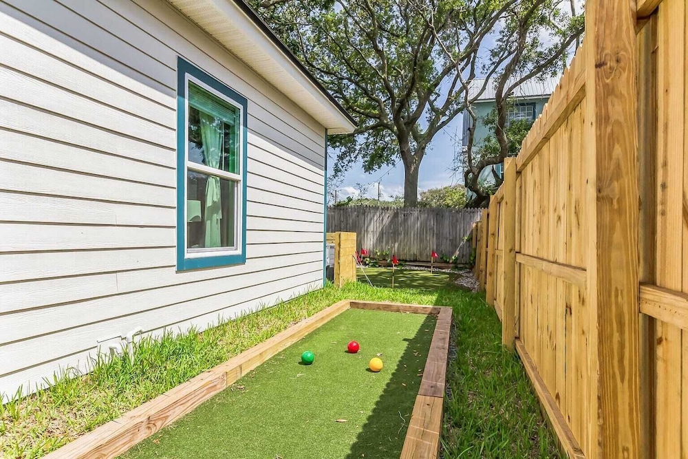 Sleeps 20! 2 Homes w/ Hot Tub, Putting Green, Bocce Golden Hour & Blue Hour