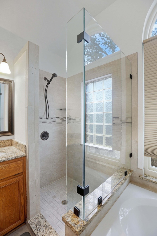 4br Leander Retreat With Hot Tub & Views 4 Bedroom Home