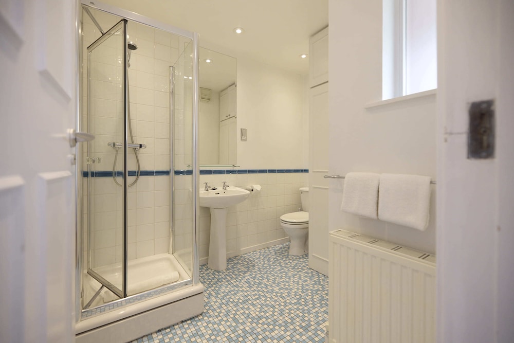 Chiswick Townhouse with Garden & Parking