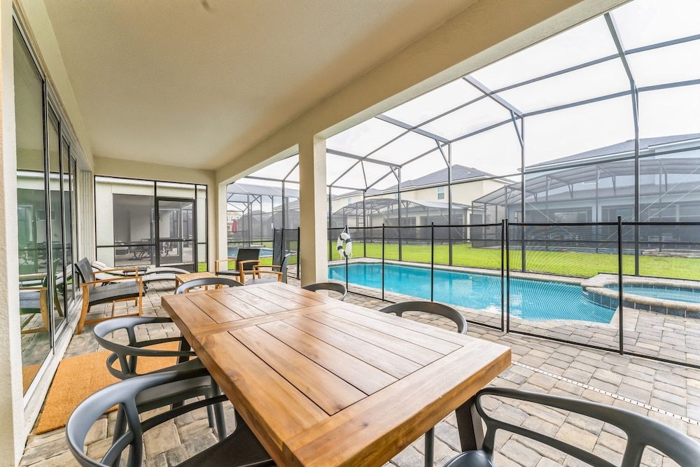 Coconut Breeze With Private Backyard Pool And Spa 5 Bedroom Home