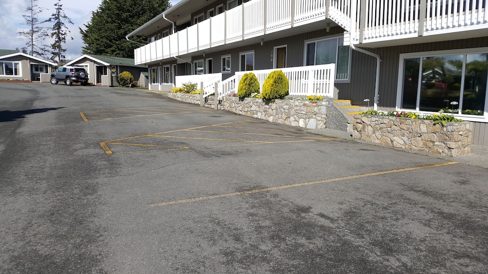 The Cedarwood Inn & Suites