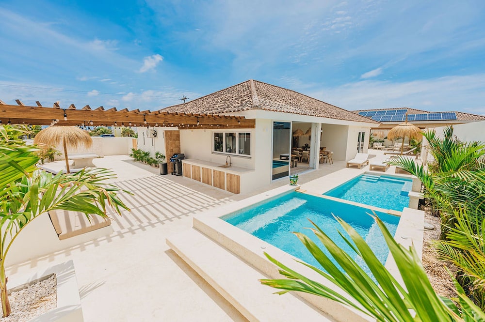 Bohostyle Villa 3min to Beach Hottub 8 Sleeps