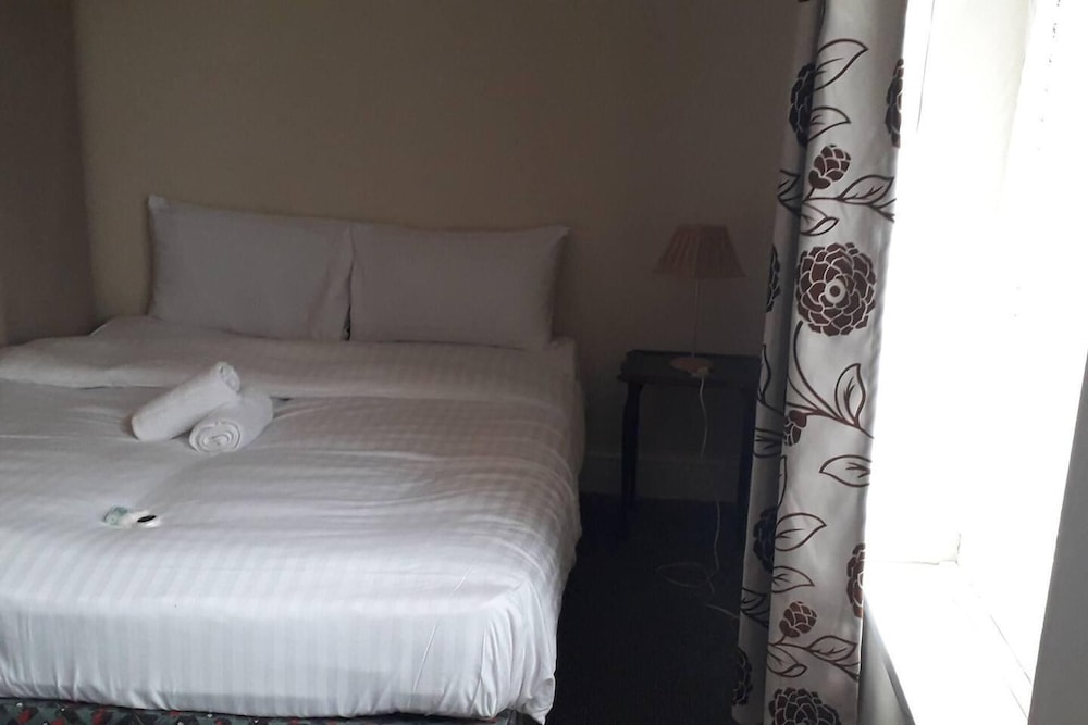 Homely 4-bed House in Manchester view 5