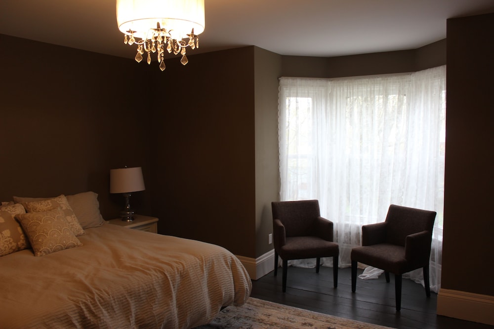 Maplehurst Manor B&B