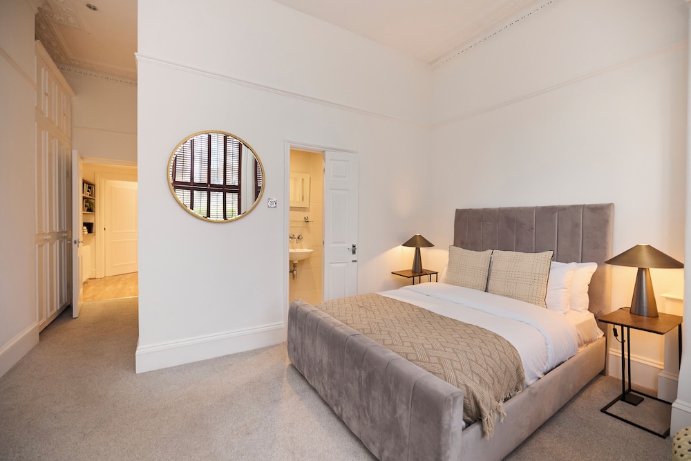Hampstead Parkside Apartment