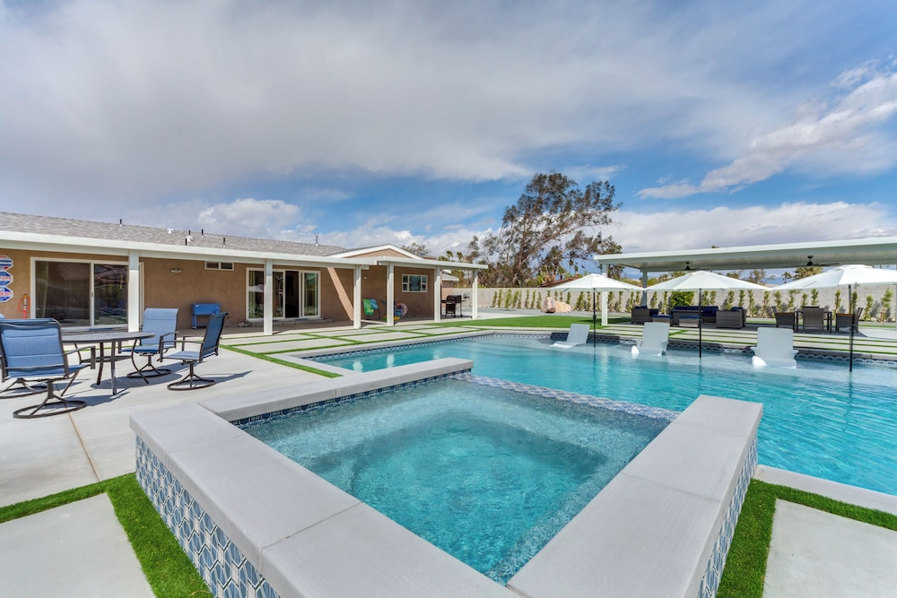 Outdoor Entertainment: Palm Springs Group Escape