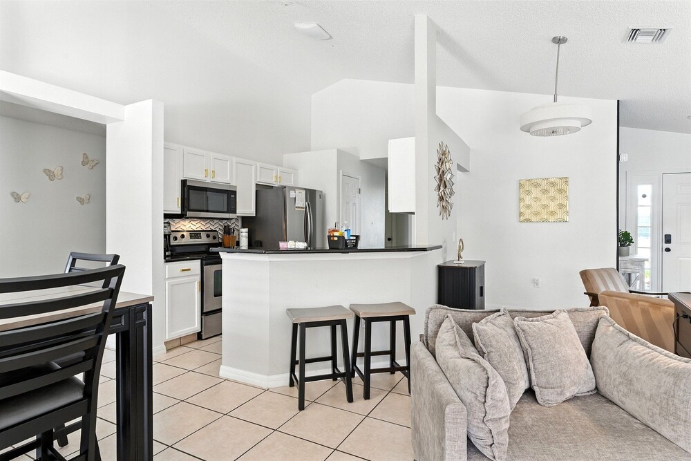 Carpet-free 4BR w/ Pool, 2 Master Bds, Near Disney
