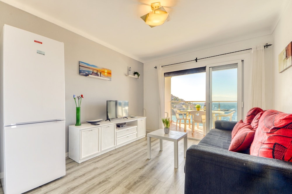 Apartment in Rosas Near Playa de Canyelles