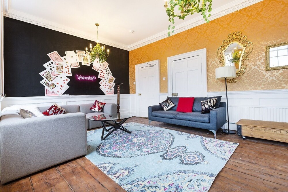 The Wonderland Townhouse - Amazing Alice in Wonderland 8BDR Home