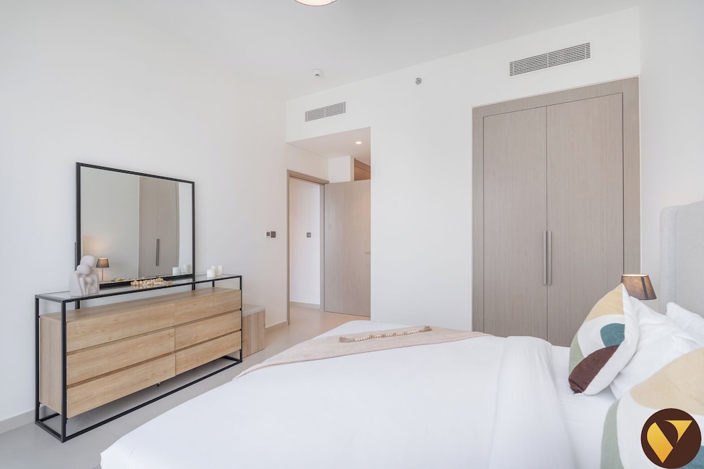 Luxury 2BR in ACT 1 Near Dubai Mall