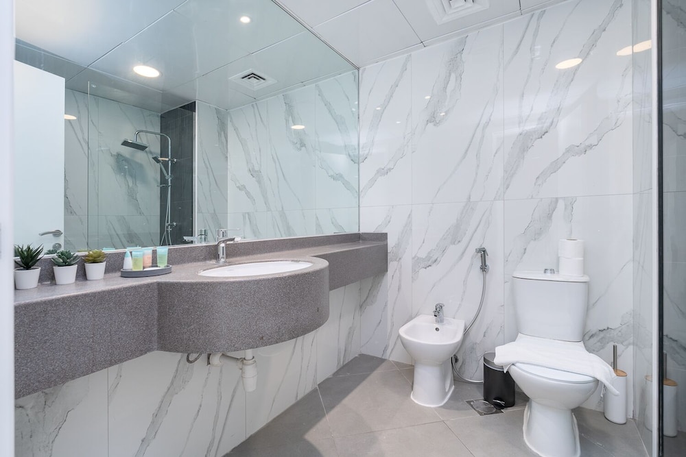 Dubai Marina - Stunning Huge 4 Bedroom Apts Near JBR - Gym - Pool - Parking by Sojo Stay