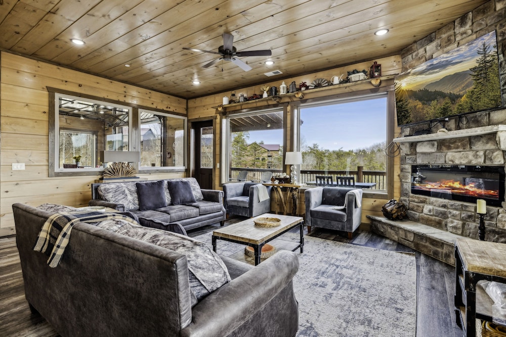 Grand Splash Lodge 6 Bedroom Cabin
