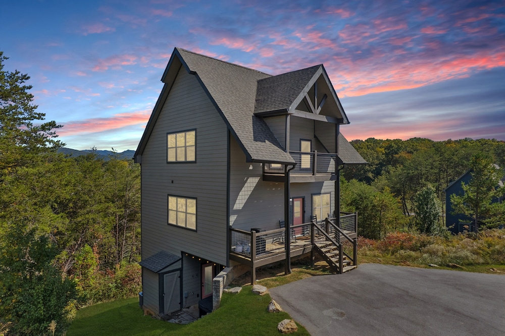 Smoky Blue Haven 3 Bedroom Cabin