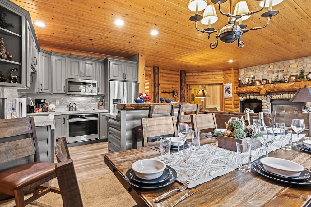 Black Bear Lodge KBM Resorts Walk to Slopes and Restaurants, Hot Tub, Elevator Access 2 Units, 4 Bedrooms BBL Ml-2744