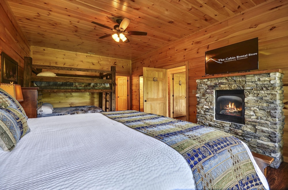 Breathtaking 14BR Cabin: Elevator Views Games Hot Tubs Galore, Billede 24