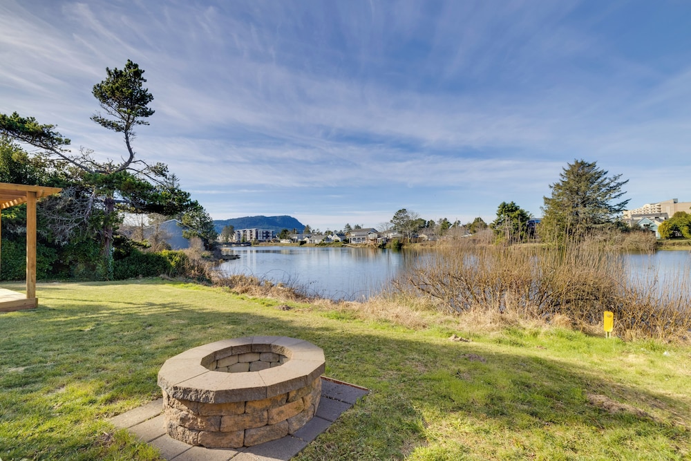 Fire Pit & River View: Serene Stay in Seaside!