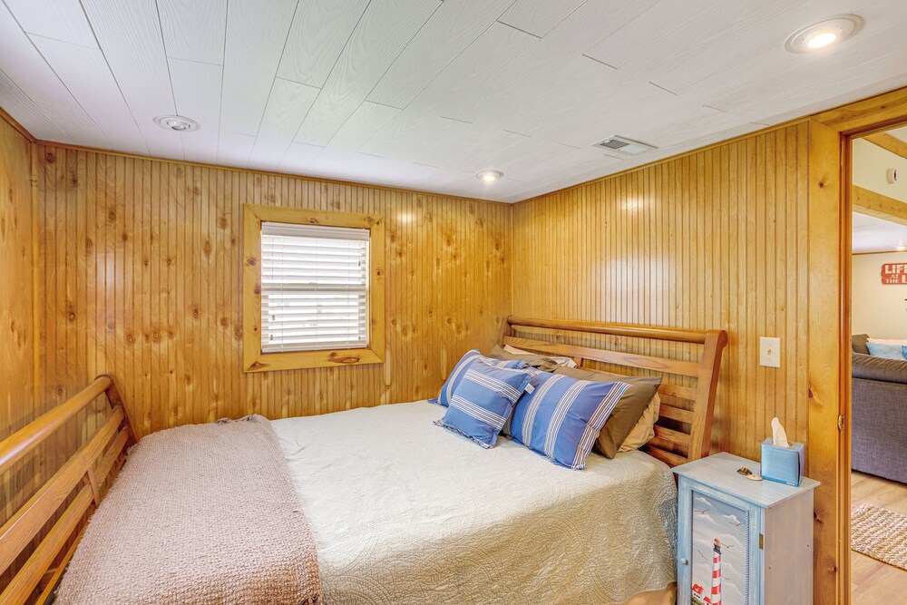 Waterfront Port Clinton Cottage w/ Fire Pit!