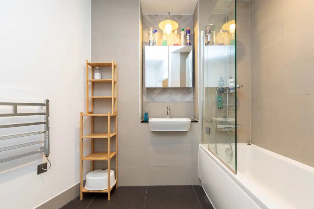 Modern Family Friendly 2 Bedroom Flat in Hackney Wick