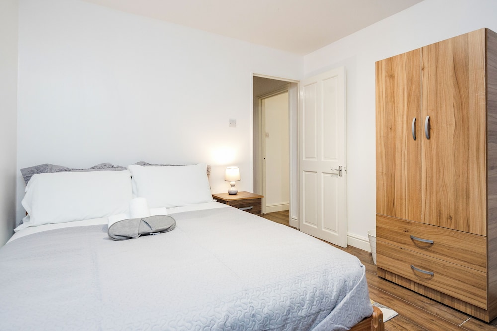 Charming 1-bed Basement Apartment in Lewisham