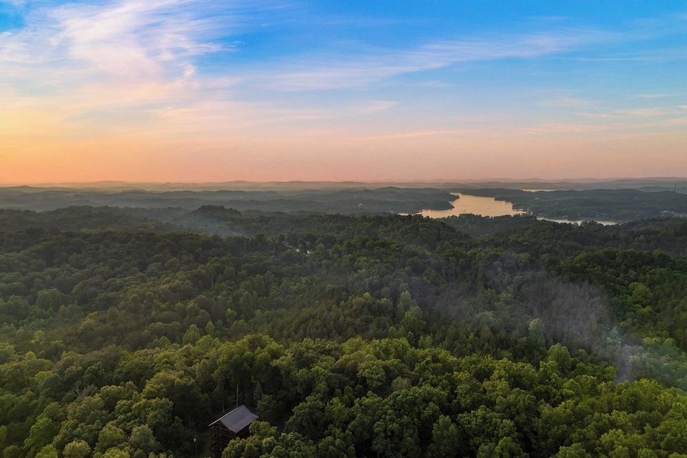 Lions Landing by Avantstay Sleeps 18 Hot Tub Game Room Views Near Pigeon Forge
