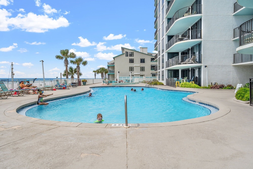 Steps to Paradise: Ground-floor 2br/2ba Beachfront Condo, Sleeps 8, Gulf Views!