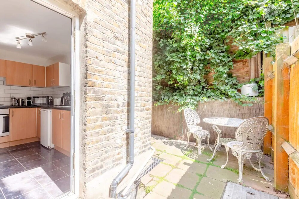 Spacious 2 Bedroom in Gorgeous Camberwell With Garden